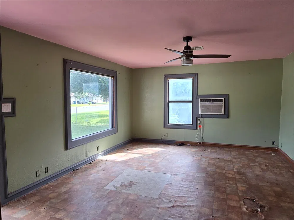 305 Laredo Street Freer, TX 78357