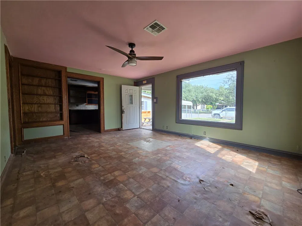 305 Laredo Street Freer, TX 78357