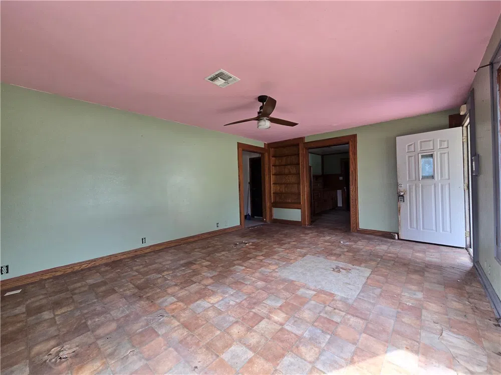 305 Laredo Street Freer, TX 78357