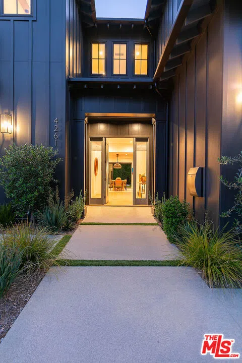 4261 Denny Avenue Toluca Lake, CA 91602