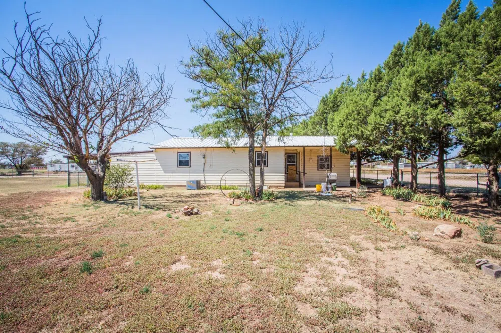 520 Ave K Ralls, TX 79357