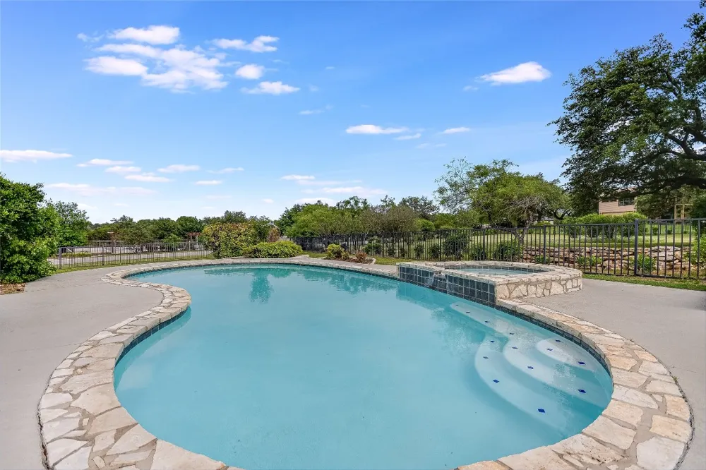 339 Quail Run Court Spicewood, TX 78669