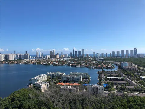 16385 Biscayne Blvd #2020