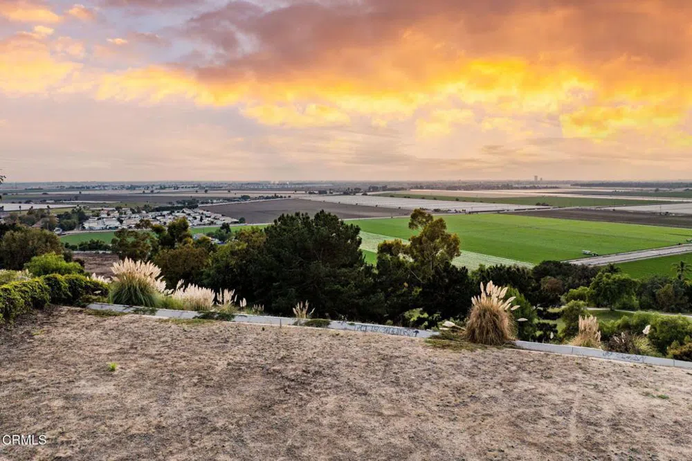 1250 Crestview Avenue Camarillo, CA 93010