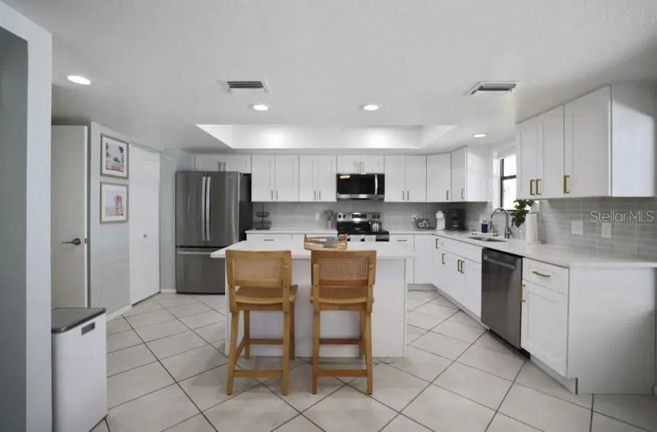 10075 W BAY STREET Seminole, FL 33776