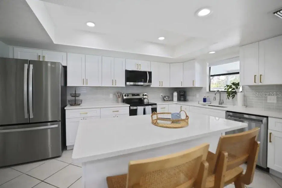 10075 W BAY STREET Seminole, FL 33776