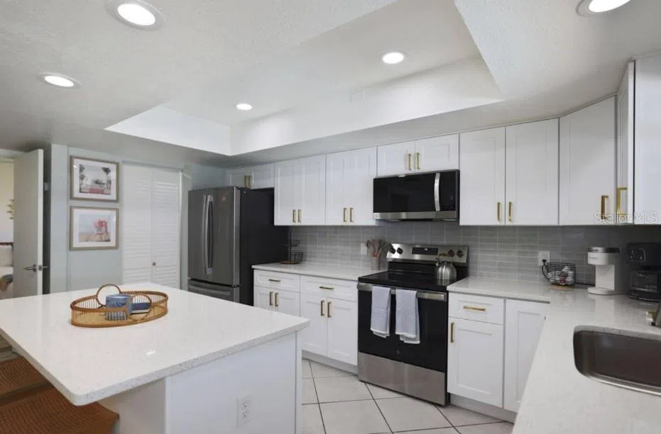 10075 W BAY STREET Seminole, FL 33776