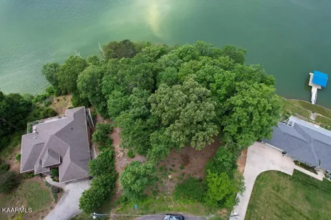 1147 Lakefront Place