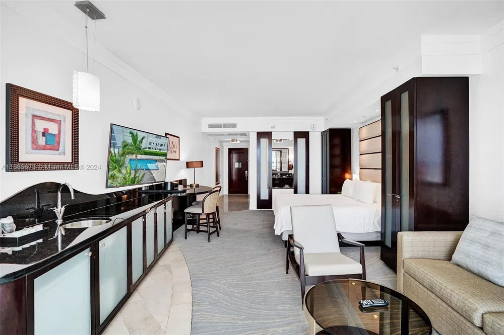 4391 Collins Ave #915 Miami Beach, FL 33140