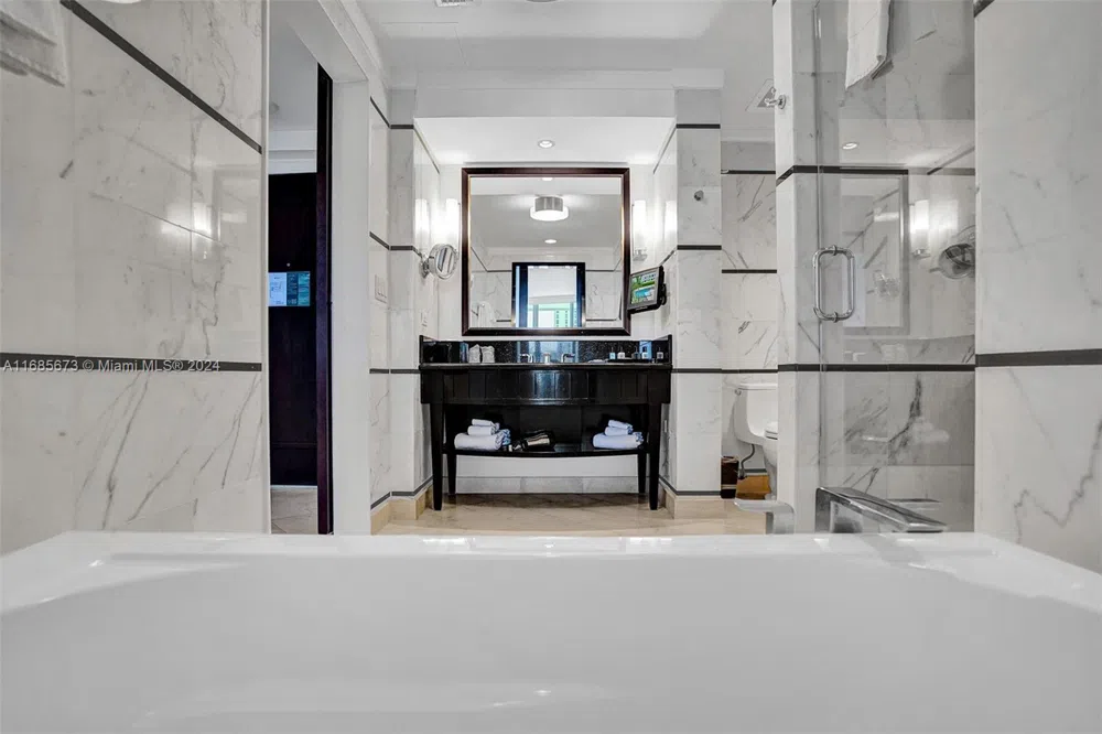 4391 Collins Ave #915 Miami Beach, FL 33140