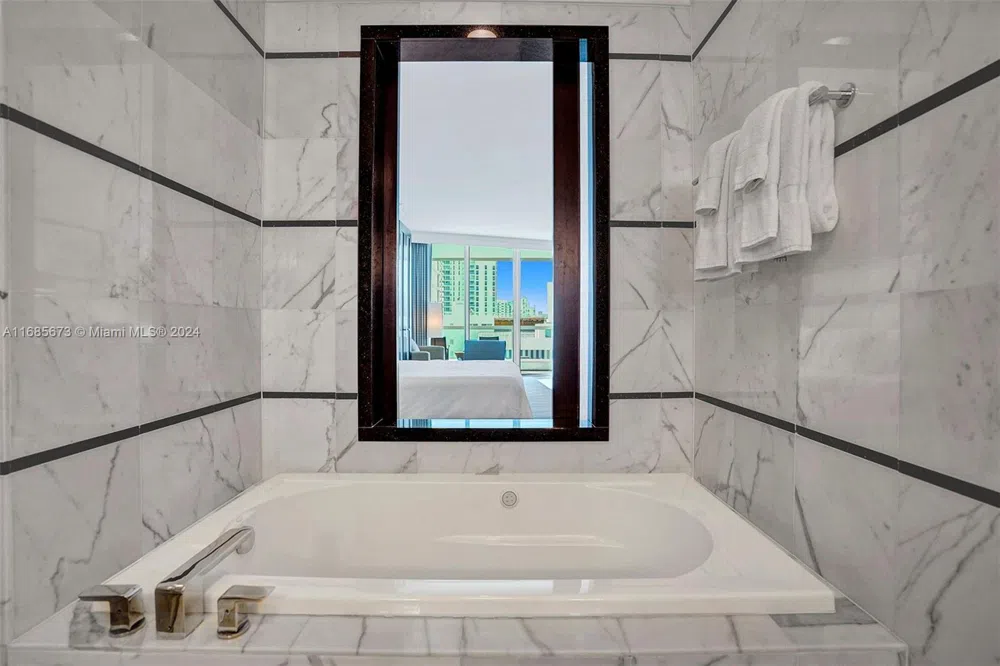 4391 Collins Ave #915 Miami Beach, FL 33140