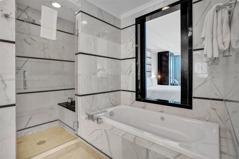 4391 Collins Ave #915 Miami Beach, FL 33140