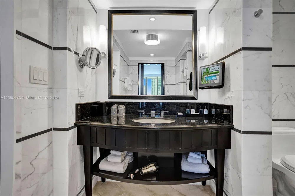 4391 Collins Ave #915 Miami Beach, FL 33140
