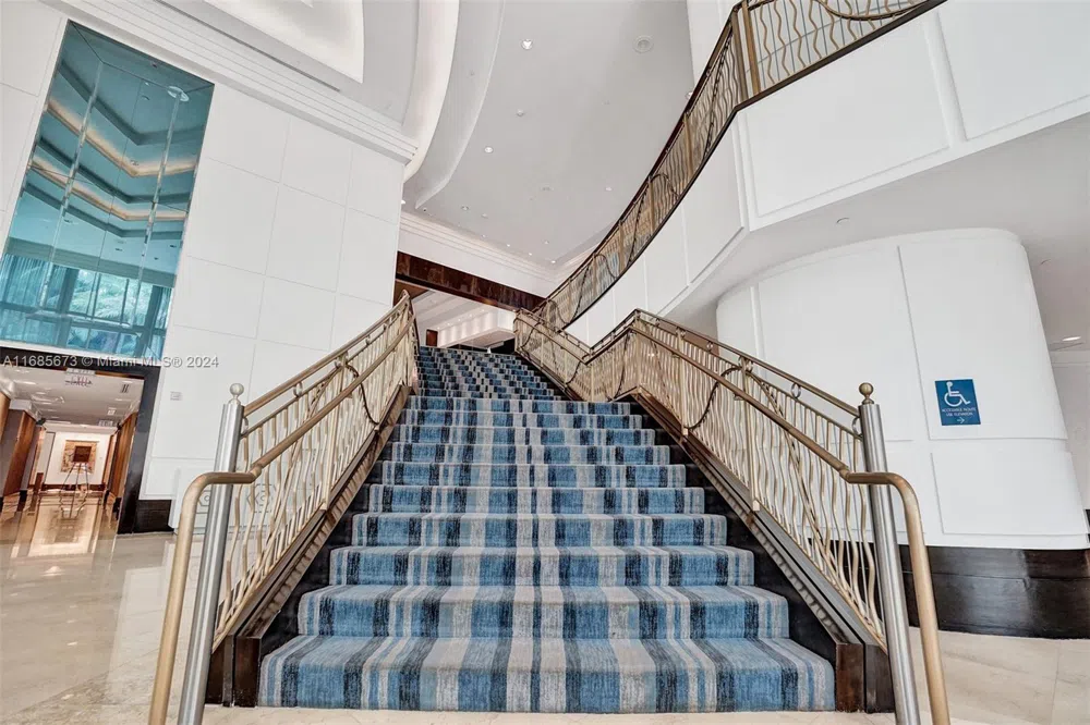 4391 Collins Ave #915 Miami Beach, FL 33140