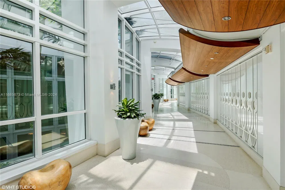 4391 Collins Ave #915 Miami Beach, FL 33140