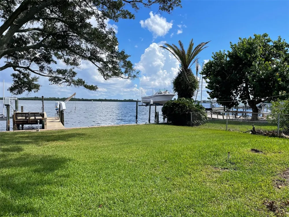 6151 BAYOU GRANDE BOULEVARD NE St Petersburg, FL 33703