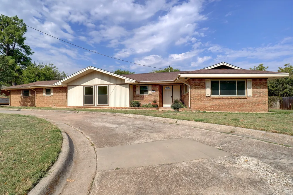 900 Roberts Street Bowie, TX 76230