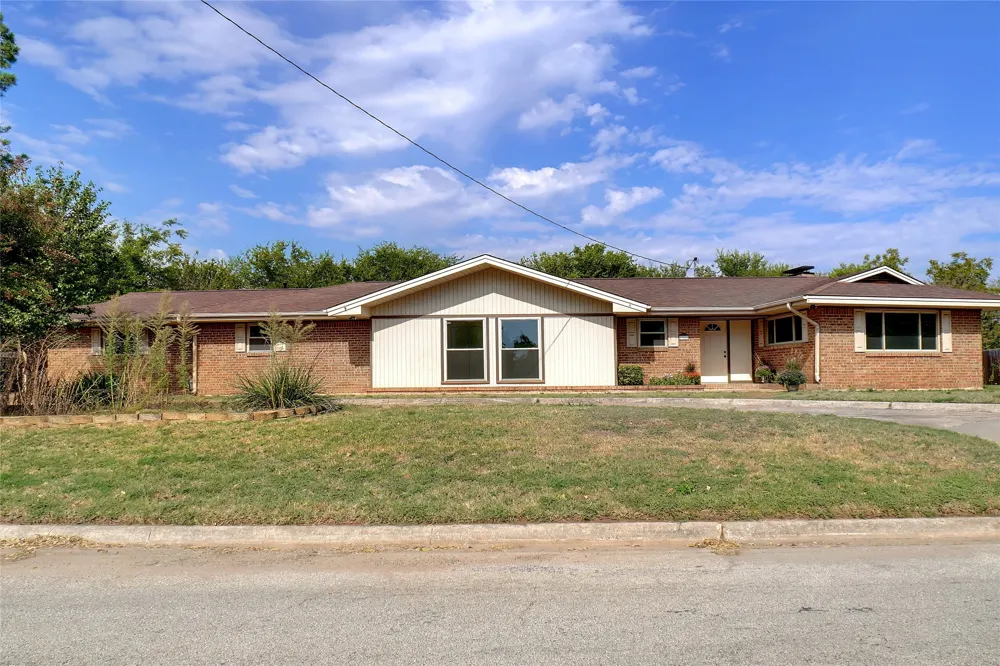 900 Roberts Street Bowie, TX 76230