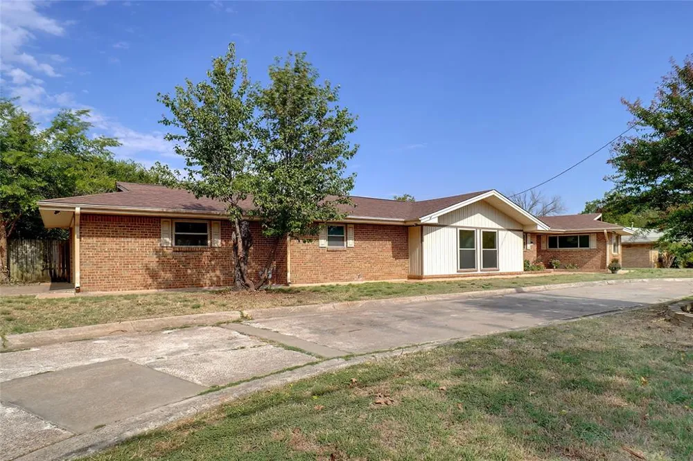900 Roberts Street Bowie, TX 76230