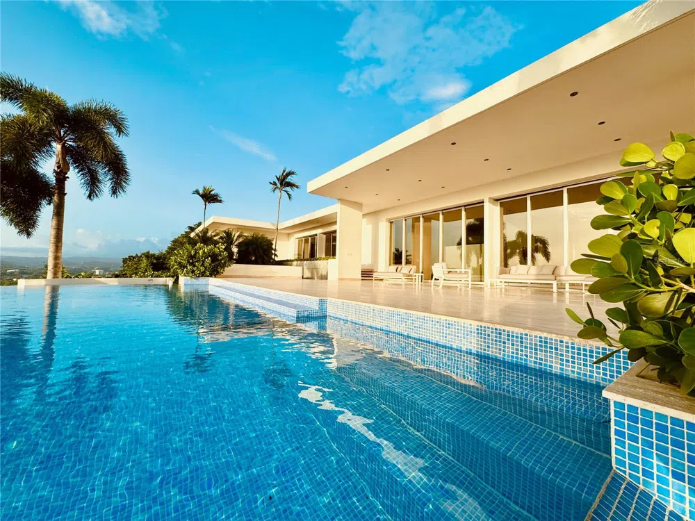 URB. LA LOMITA CALLE VISTA LINDA Guaynabo, PR 00969