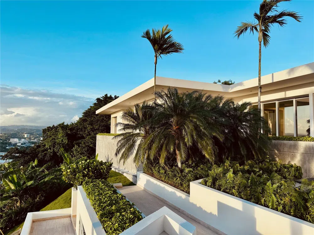 URB. LA LOMITA CALLE VISTA LINDA Guaynabo, PR 00969
