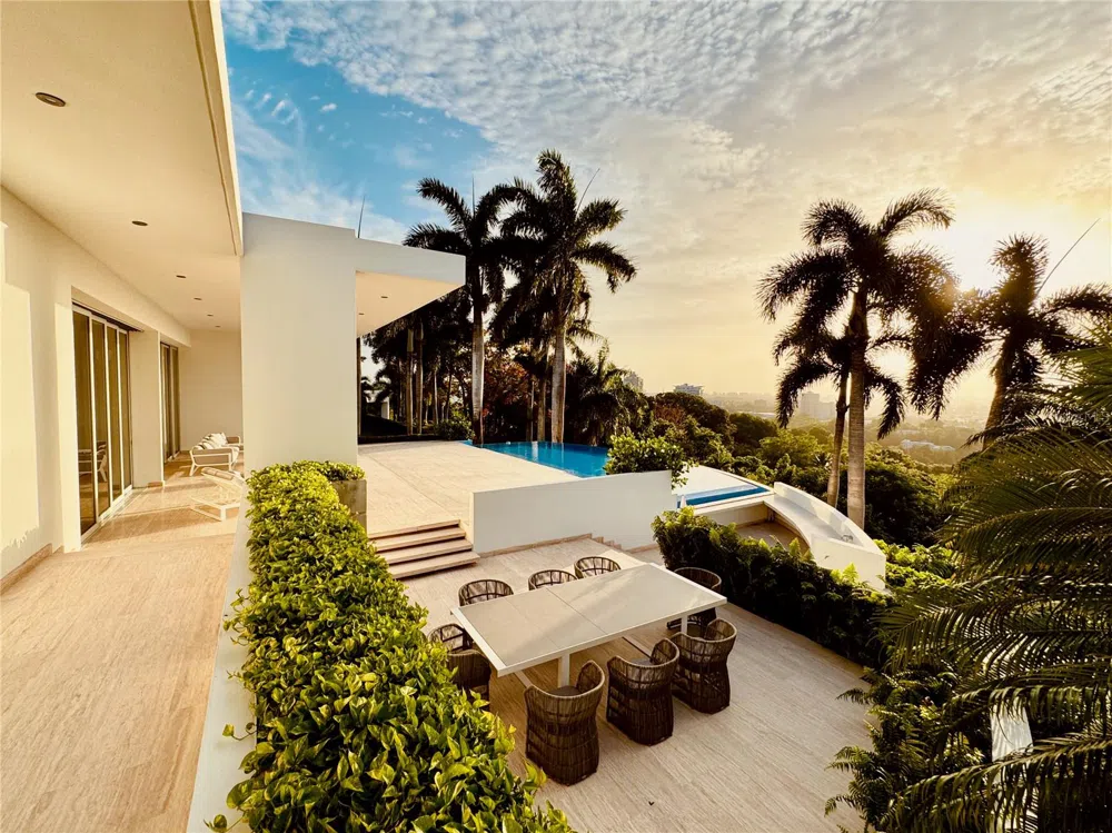 URB. LA LOMITA CALLE VISTA LINDA Guaynabo, PR 00969