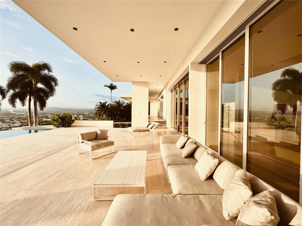 URB. LA LOMITA CALLE VISTA LINDA Guaynabo, PR 00969
