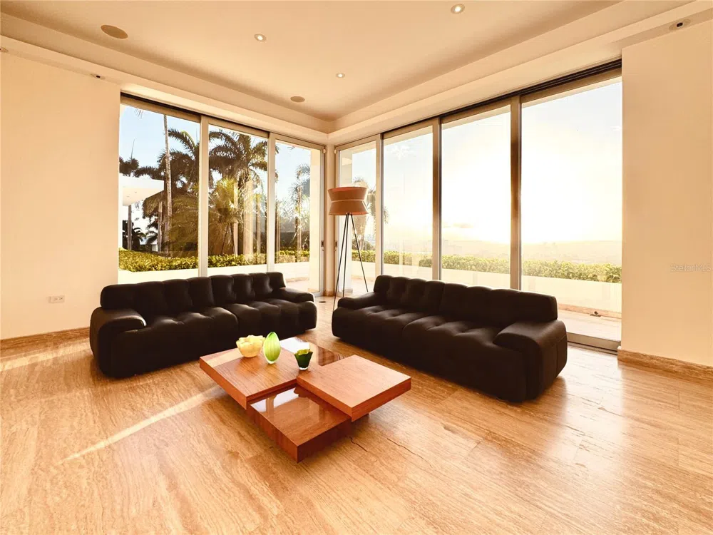 URB. LA LOMITA CALLE VISTA LINDA Guaynabo, PR 00969