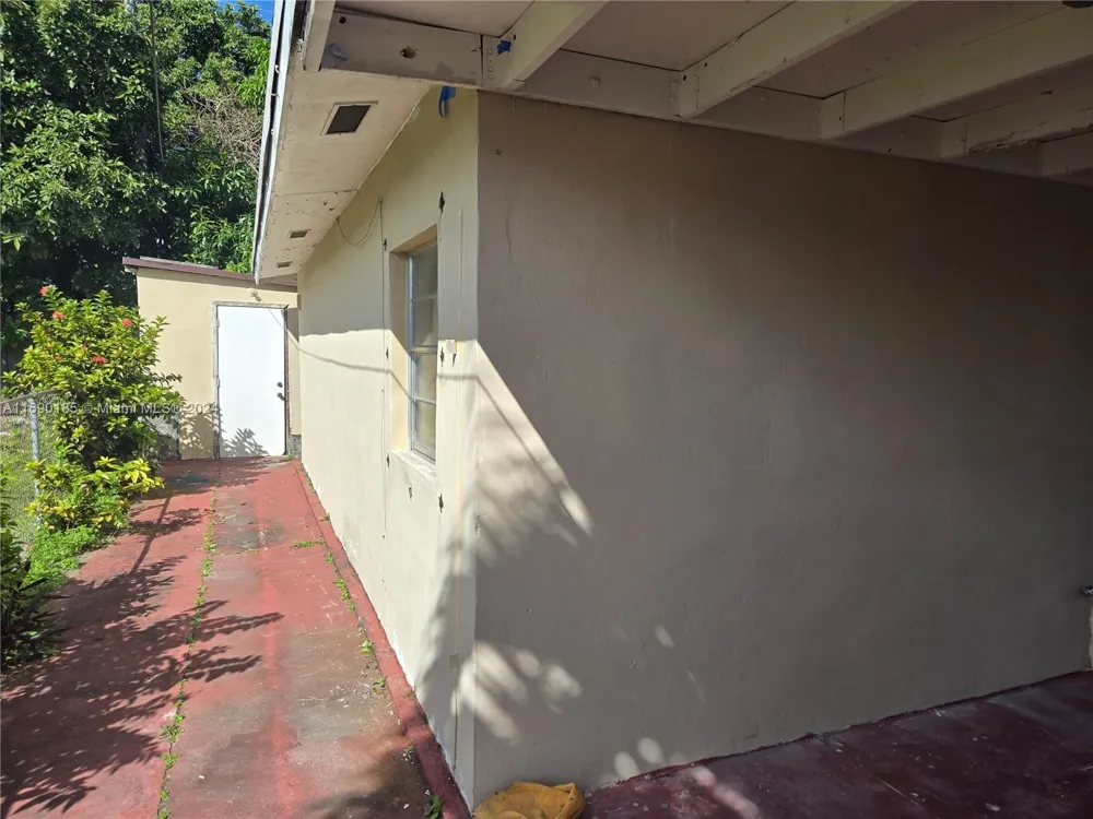 961 E 32nd St Hialeah, FL 33013