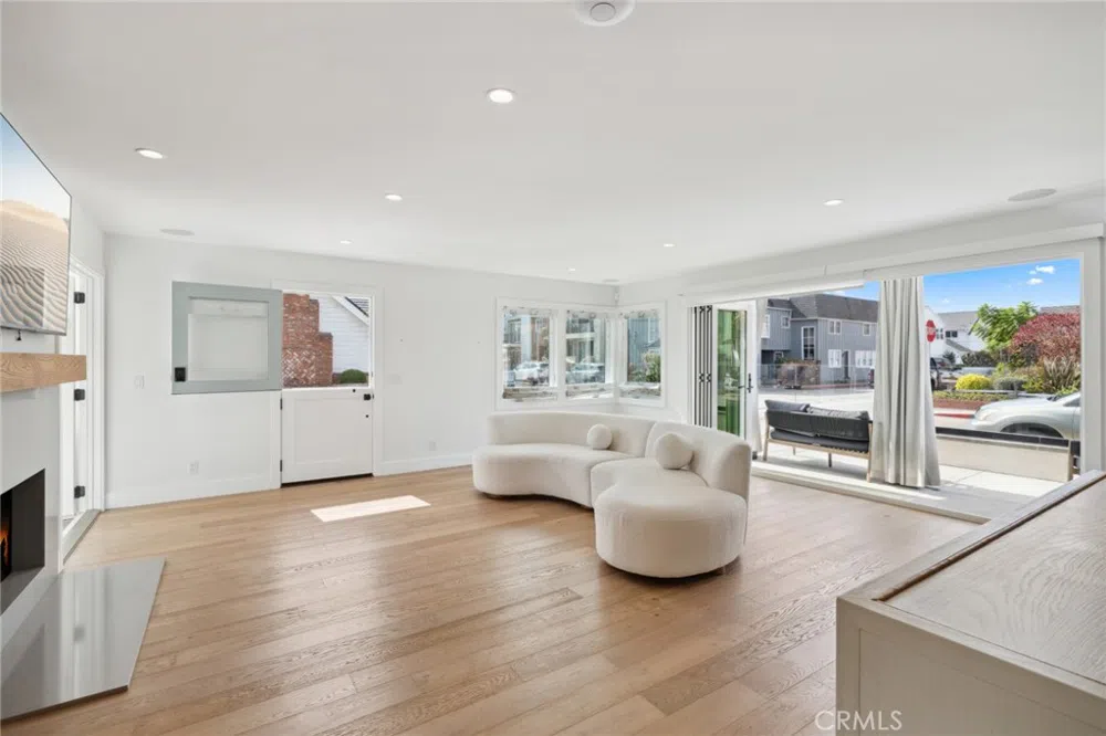 300 Coral Avenue Newport Beach, CA 92662