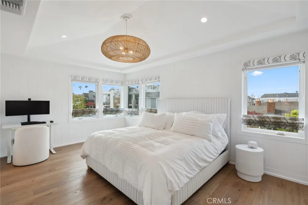 300 Coral Avenue Newport Beach, CA 92662