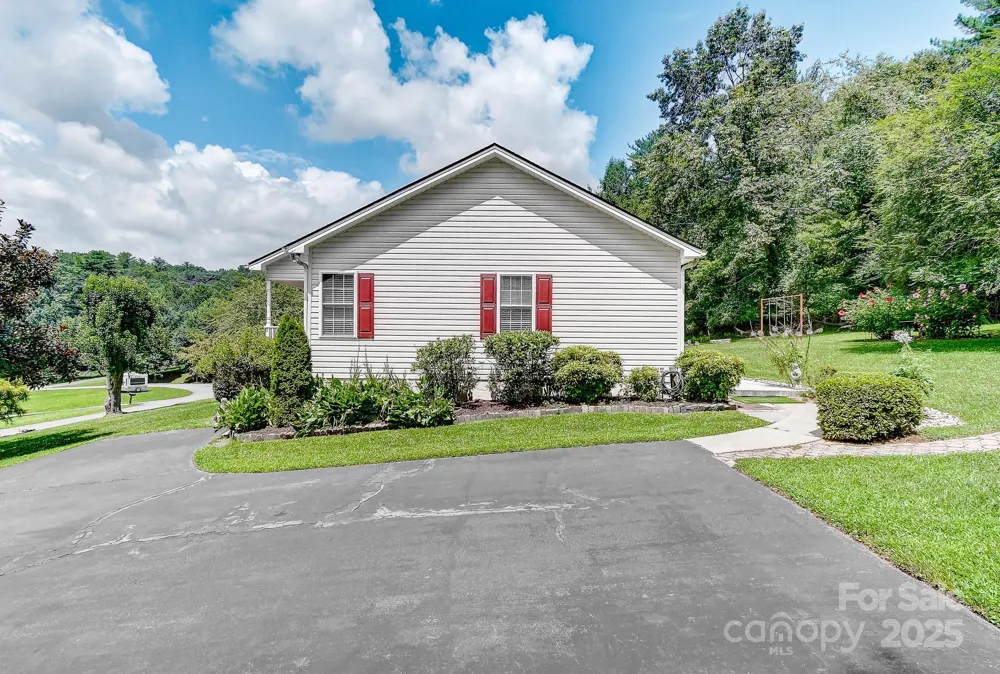 99999 Black Bear Ridge Trail Zirconia, NC 28790