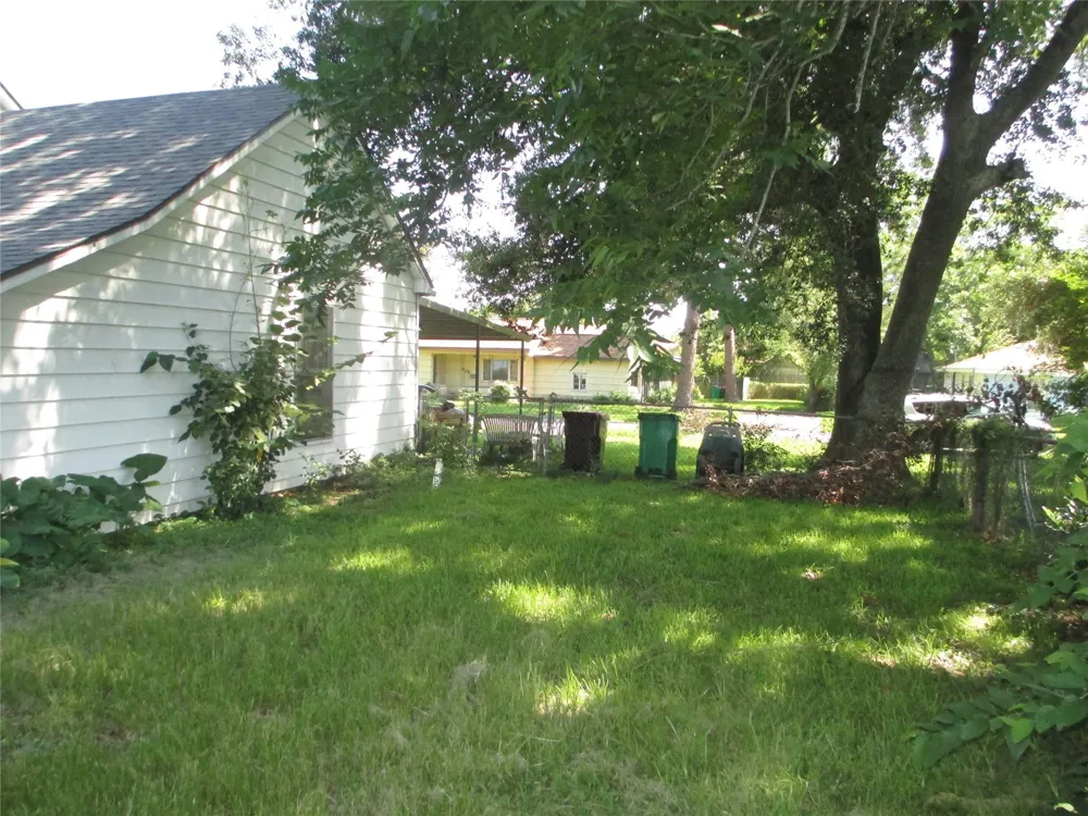606 E Humble Street Baytown, TX 77520