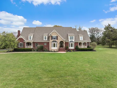 303 Middlefield Ln