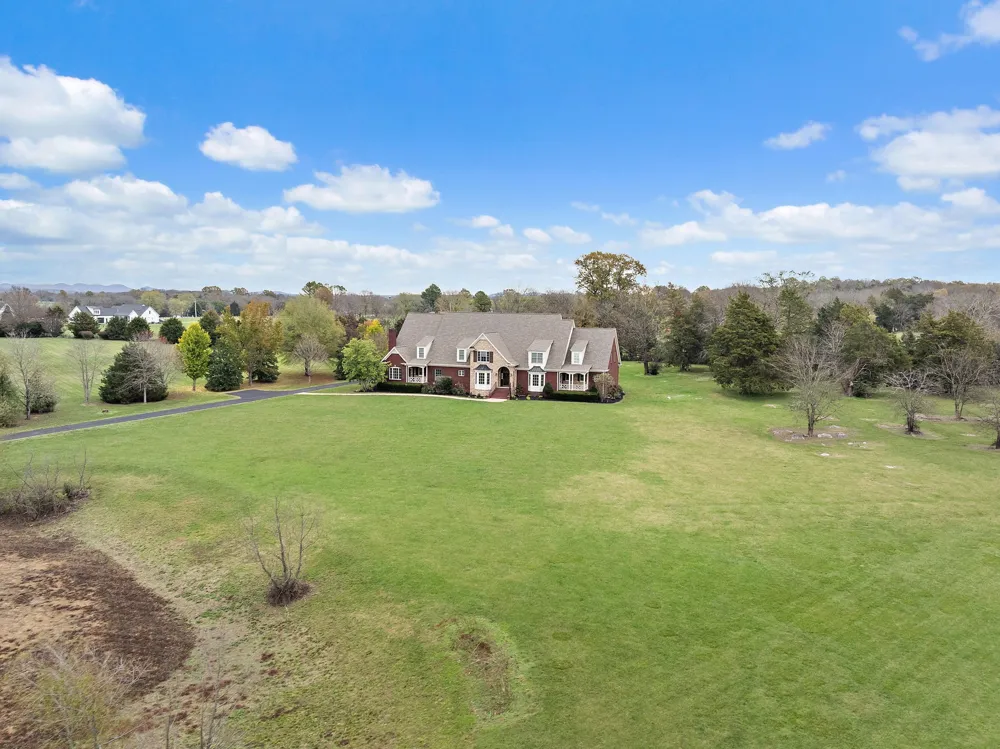 303 Middlefield Ln Lascassas, TN 37085