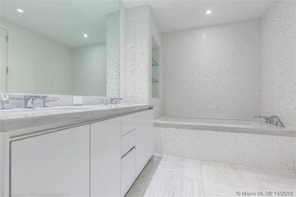 16901 Collins Ave #1402 Sunny Isles Beach, FL 33160