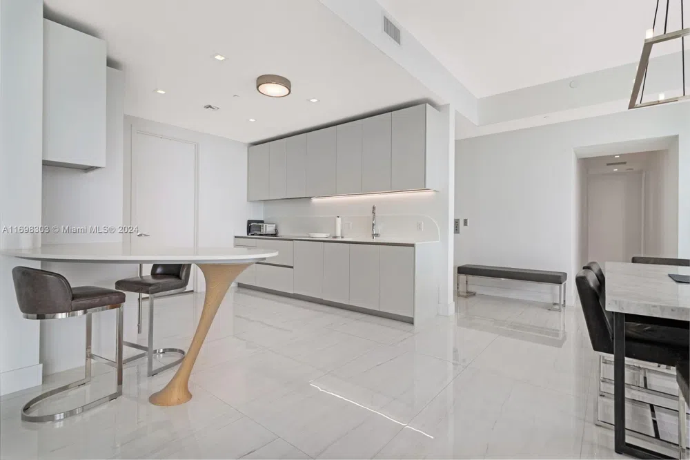 16901 Collins Ave #1402 Sunny Isles Beach, FL 33160