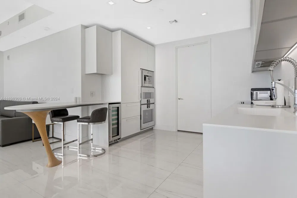 16901 Collins Ave #1402 Sunny Isles Beach, FL 33160