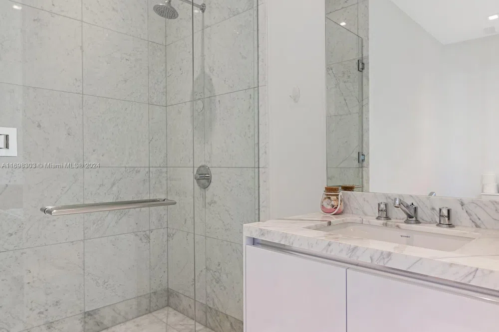 16901 Collins Ave #1402 Sunny Isles Beach, FL 33160