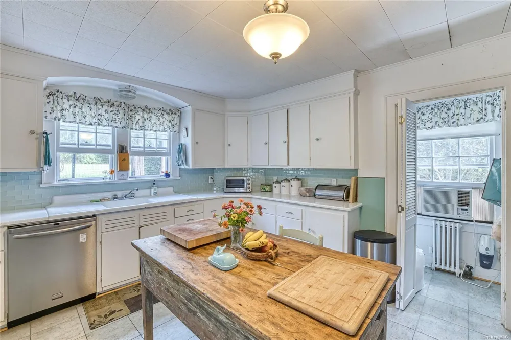 1695 Old Woods Path Southold, NY 11971