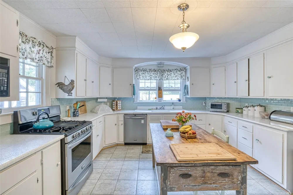 1695 Old Woods Path Southold, NY 11971
