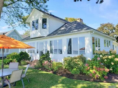15 Downs Boulevard