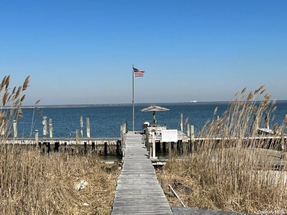 7 E End Walk Atlantique, NY 11706