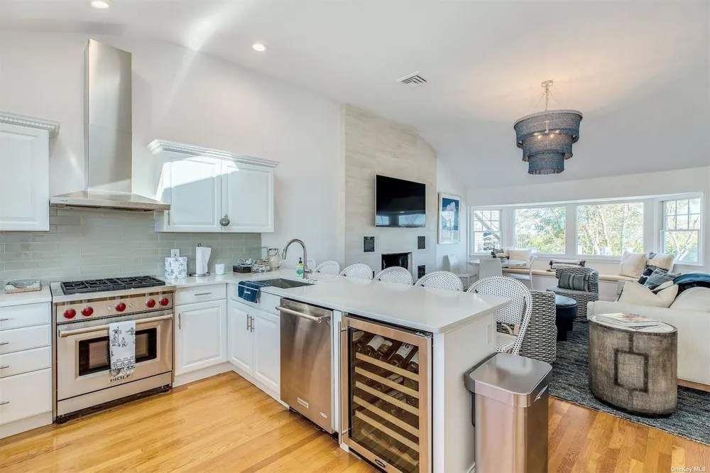 25 Exchange Westhampton Beach, NY 11978
