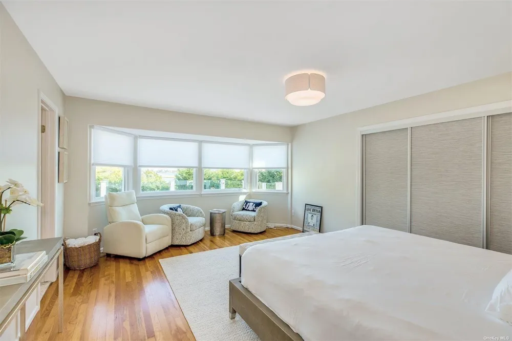 25 Exchange Westhampton Beach, NY 11978