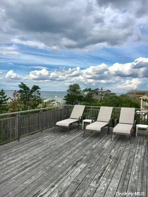 320 Frigate Rdw Ocean Beach, NY 11770