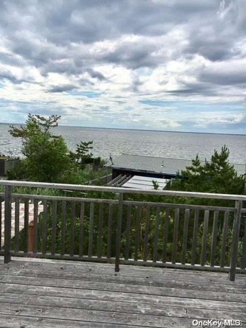 320 Frigate Rdw Ocean Beach, NY 11770
