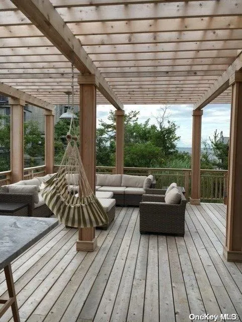 320 Frigate Rdw Ocean Beach, NY 11770