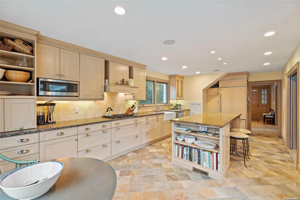 13 Quogo Neck Lane Quogue, NY 11959