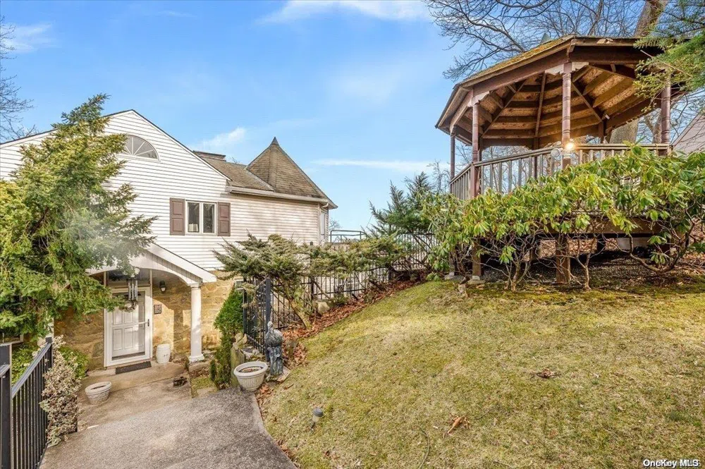 45 East Loop Road Staten Island, NY 10304